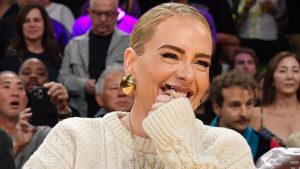 مانيكير Adele Vampy هو الطريقة المثالية لإظهار خواتمها