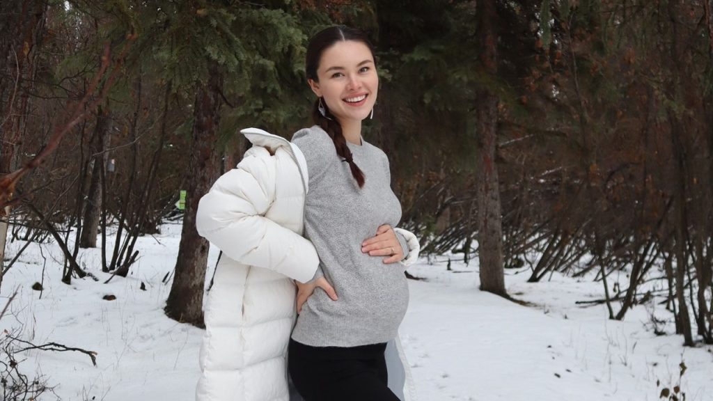 تقوم عارضة الأزياء ويلو ألين بدمج ثقافة الإنويت في رحلة أمومتها