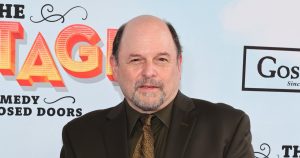 جيسون ألكساندر يلقي ظلالاً على شائعات إعادة تشغيل فيلم “سينفيلد”: “من الواضح أنهم لا يحتاجون إلى جورج” أو إيلين