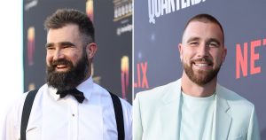 جايسون وترافيس كيلسي “يسرقان العرض” من خلال الثنائي لألبوم عيد الميلاد لفيلادلفيا إيجلز