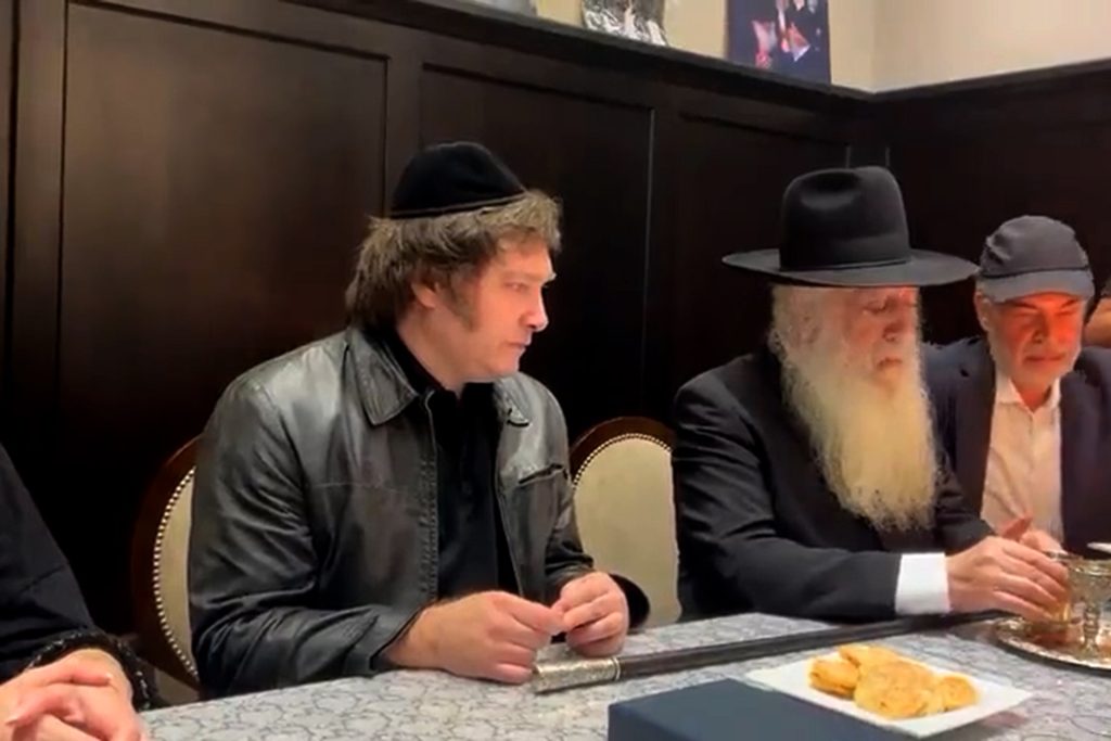 ارتدى “الكيباه”.. الرئيس الأرجنتيني المنتخب يشارك في طقوس يهودية