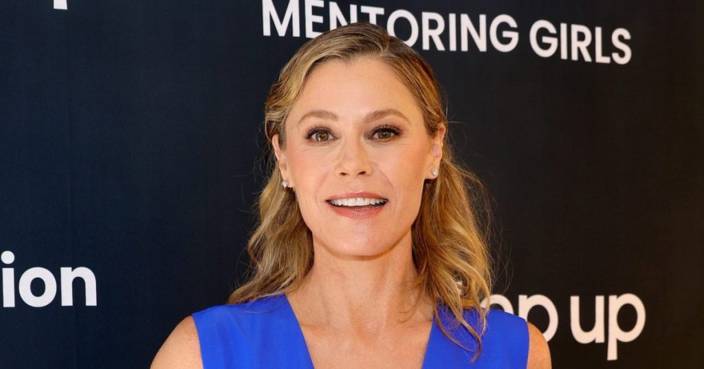 تشارك جولي بوين ما يجب وما لا ينبغي فعله في تربية الأبناء: وجود وسائل التواصل الاجتماعي وقواعد المواعدة والمزيد