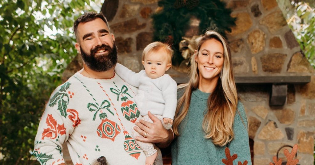 Kylie Kelce Jokes Dog Baloo كان على “قائمة المشاغب” أثناء تصوير بطاقة عيد الميلاد العائلية