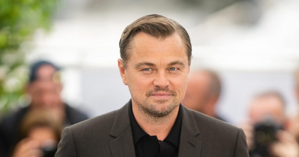 ليوناردو دي كابريو يمسك بالميكروفون ويغني الراب في حفل عيد ميلاده التاسع والأربعين المليء بالنجوم