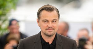 ليوناردو دي كابريو يمسك بالميكروفون ويغني الراب في حفل عيد ميلاده التاسع والأربعين المليء بالنجوم