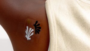 لا حبوب ولا إبر، لقد وصلت الفيتامينات في شكل ملصقات