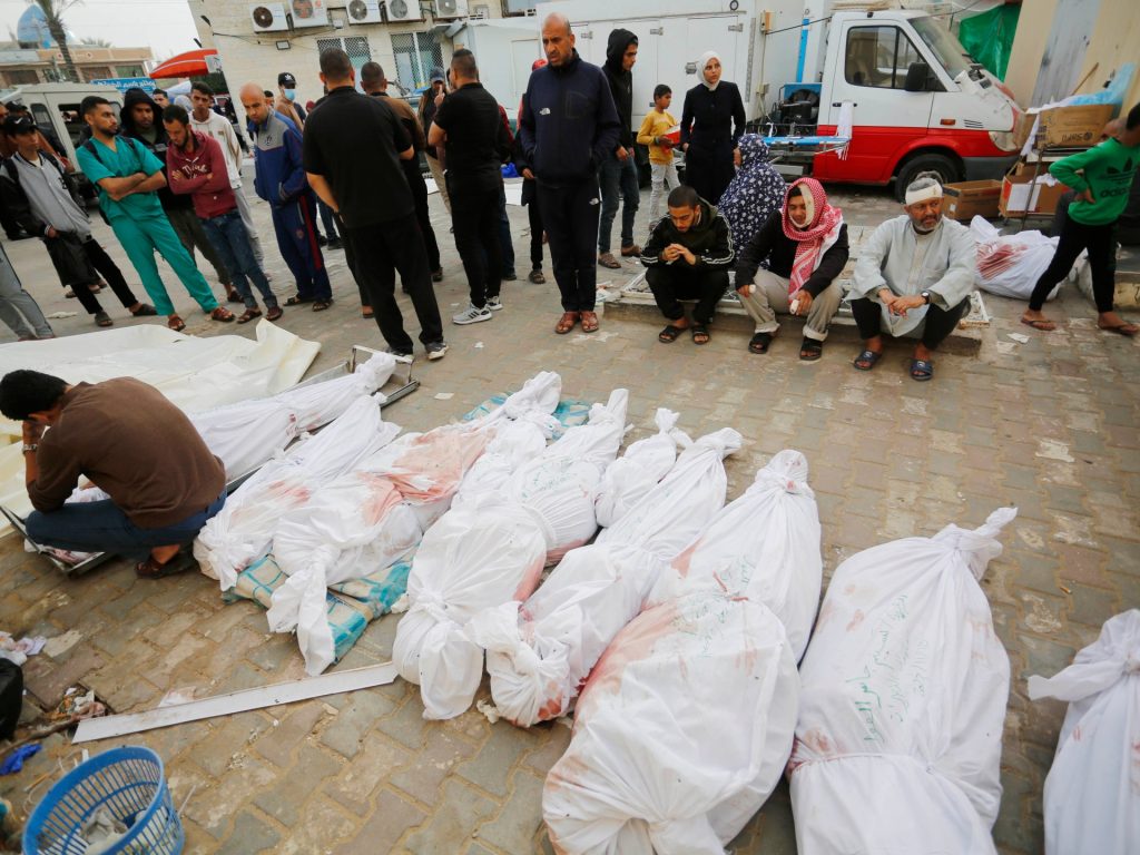 عشرات الشهداء في غارات للاحتلال واحتدام المعارك على محاور التوغل بغزة