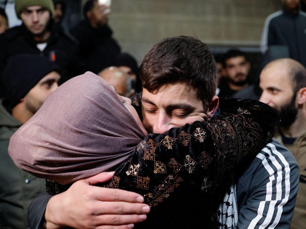 أسرى فلسطينيون: الاحتلال واصل معاملتنا بشكل سيئ حتى لحظة الإفراج