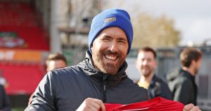 رايان رينولدز يتذكر “4 ليالي بلا نوم” التي سبقت ترويج ريكسهام لكرة القدم