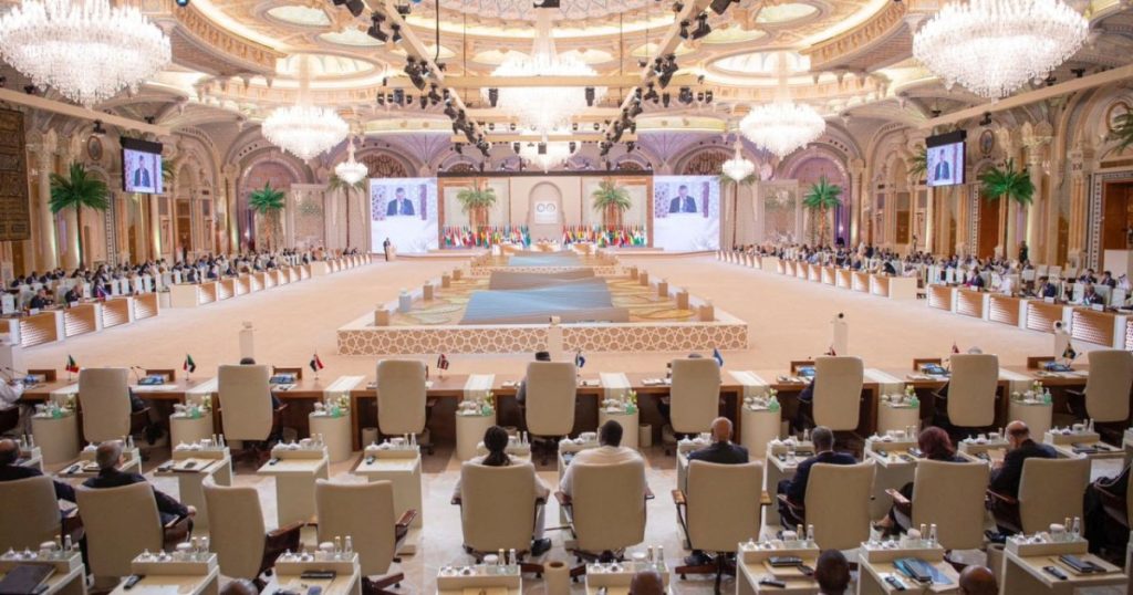 لوموند: محنة الفلسطينيين والعجز العربي