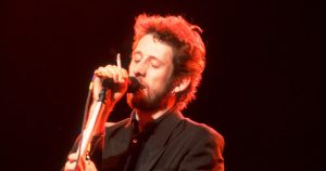 وفاة شين ماكجوان، المغني الرئيسي في فرقة The Pogues، عن عمر يناهز 65 عاماً