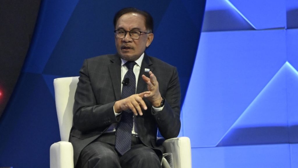 تحليل: تراجع تصنيف رئيس الوزراء الماليزي أنور بعد السنة الأولى، لكن تركيزه يجب أن يستمر على الإصلاحات طويلة المدى