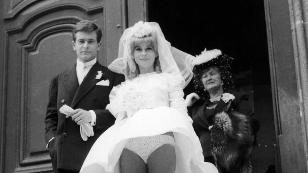 إليكم فساتين زفاف كاثرين دونوف الثلاثة، ولكن مرة واحدة فقط لحضور حفل زفاف حقيقي