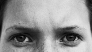 كيفية التخلص من البقع الداكنة على الوجه، بحسب أطباء الجلد