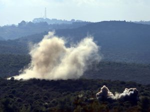 قصف متبادل بين إسرائيل وحزب الله وغارة تستهدف مصنعا بعمق جنوب لبنان
