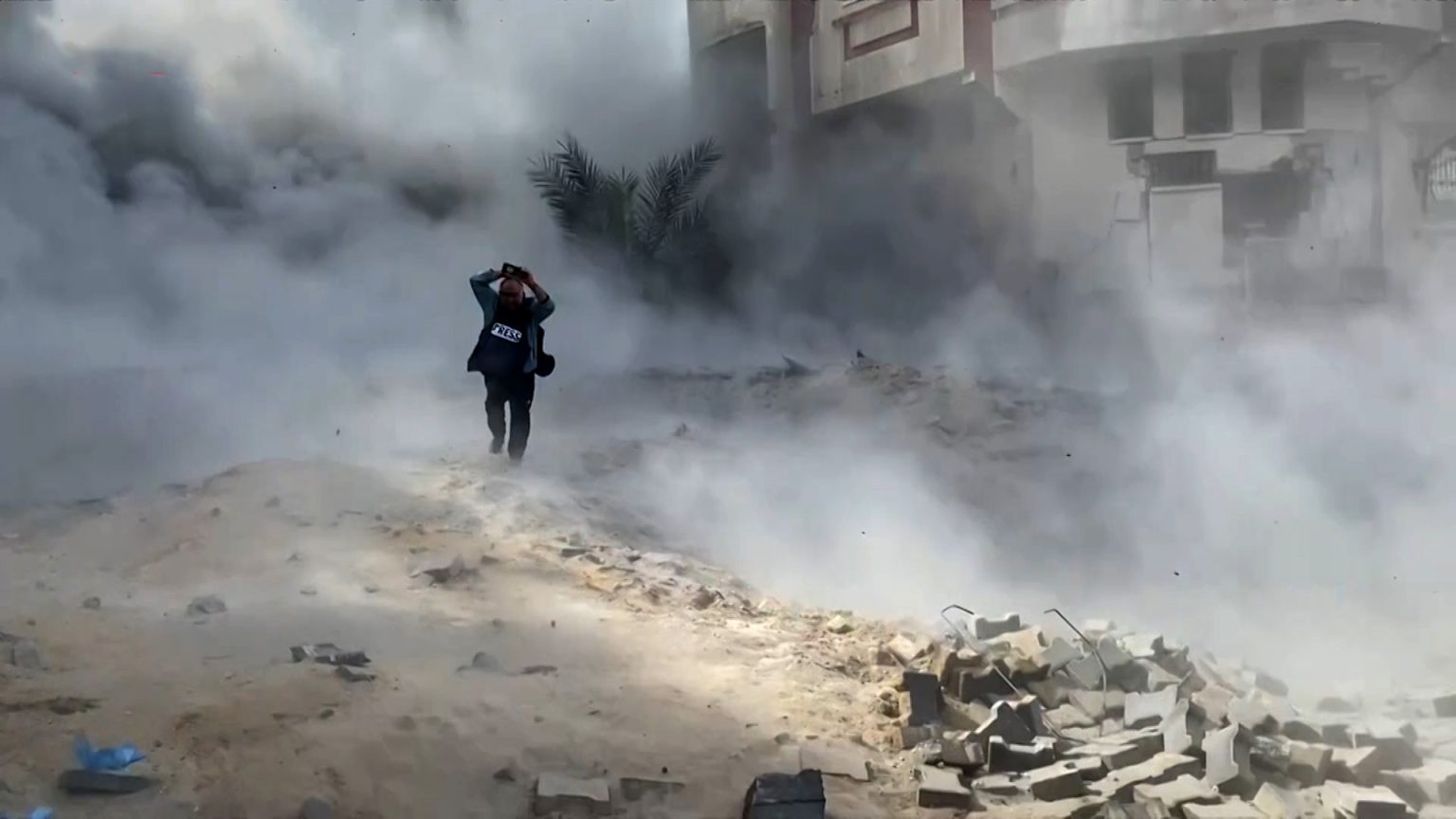 شاهد.. نجاة صحفيين بأعجوبة من غارة إسرائيلية استهدفتهم بتل الزعتر