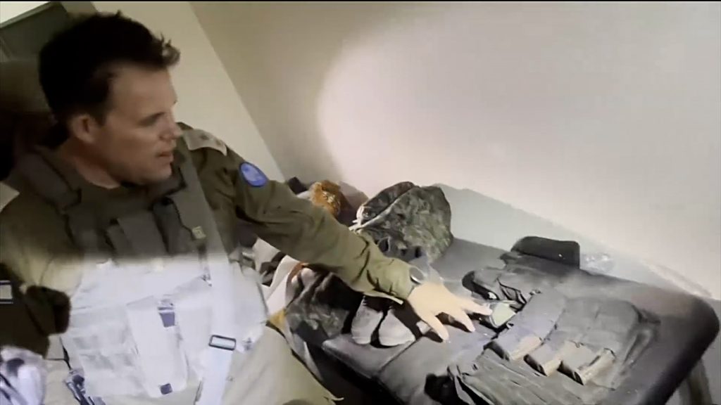 الاحتلال يعرض صورا لأسلحة من داخل مشفى الشفاء وحماس تصفها بالسخيفة