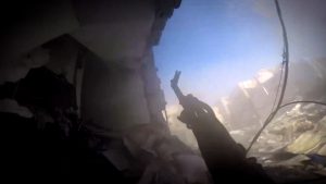 شاهد.. كتائب القسام تجهز على قوة خاصة إسرائيلية داخل مبنى في بيت حانون