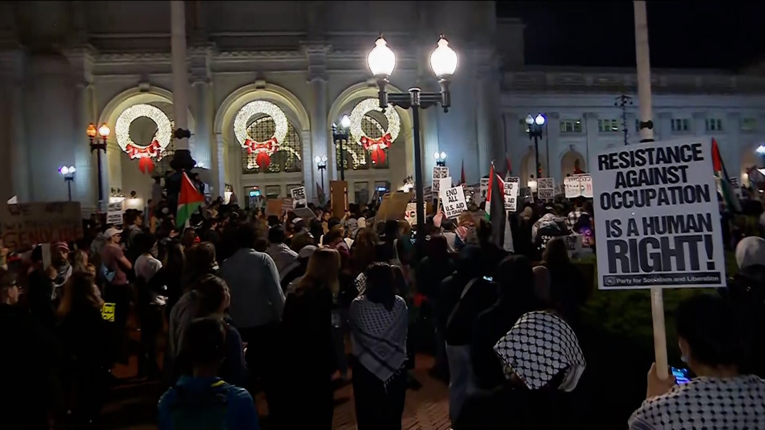 مظاهرة أمام محطة قطار واشنطن الرئيسية ضد حرب غزة