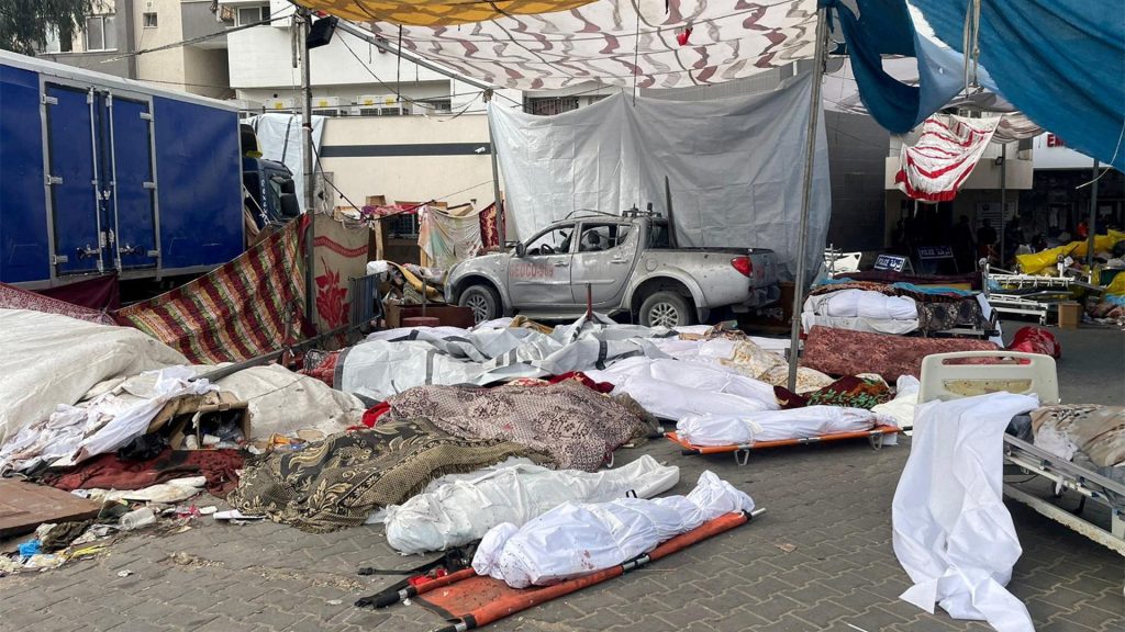 الاحتلال يختطف جثث نحو 150 شهيدا من مستشفى الشفاء وباحاته