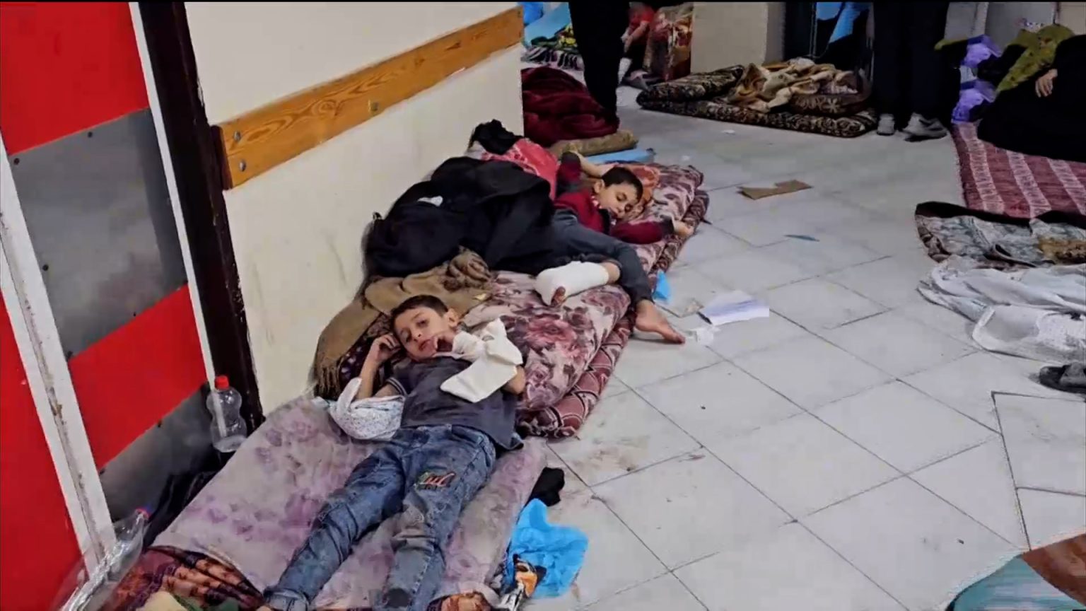 مشاهد مؤثرة لتكدس الجرحى والمرضى والنازحين في المستشفى الإندونيسي