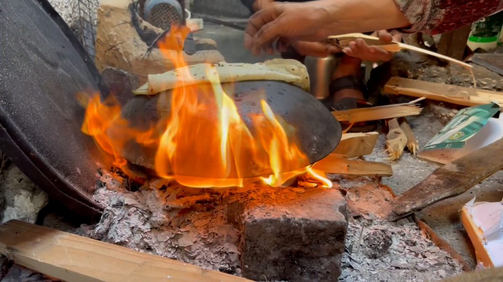 مع غياب الوقود.. أهل غزة يحرقون الملابس لطبخ طعامهم