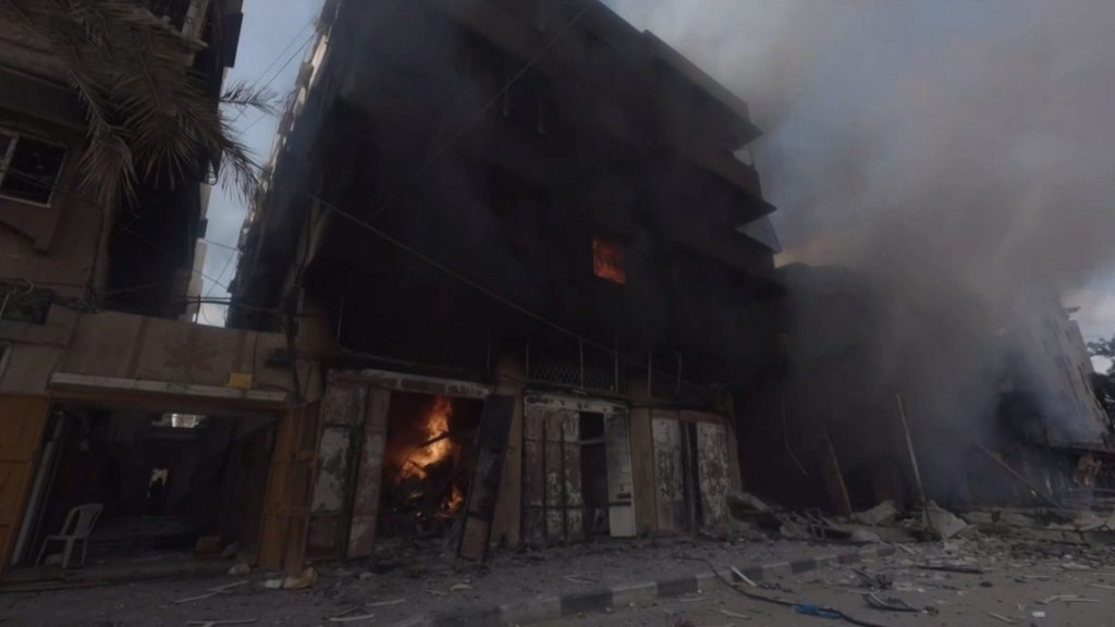 شاهد.. النيران تأتي في مقر الدفاع المدني بجباليا بعد قصف إسرائيلي