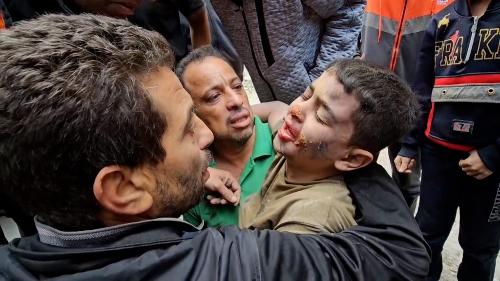 شاهد.. لحظات عصيبة لإنقاذ طفل من تحت أنقاض منزله بجباليا