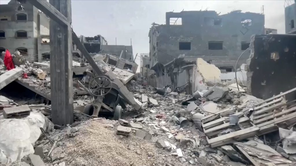 شاهد.. خراب واسع بمخيم الشاطئ في غزة جراء القصف الإسرائيلي