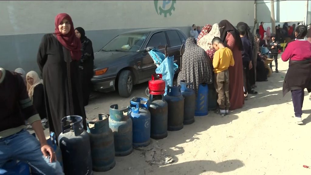 غزيون يصطفون في طوابير طويلة لتعبئة أسطوانات الغاز