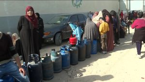 غزيون يصطفون في طوابير طويلة لتعبئة أسطوانات الغاز