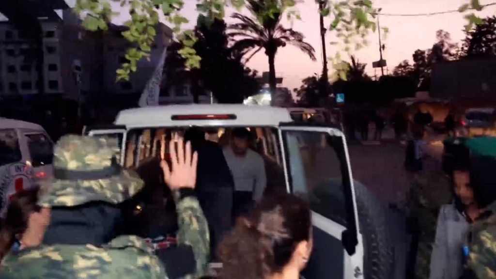 شاهد.. كواليس إفراج القسام عن محتجزين إسرائيليين وسط غزة