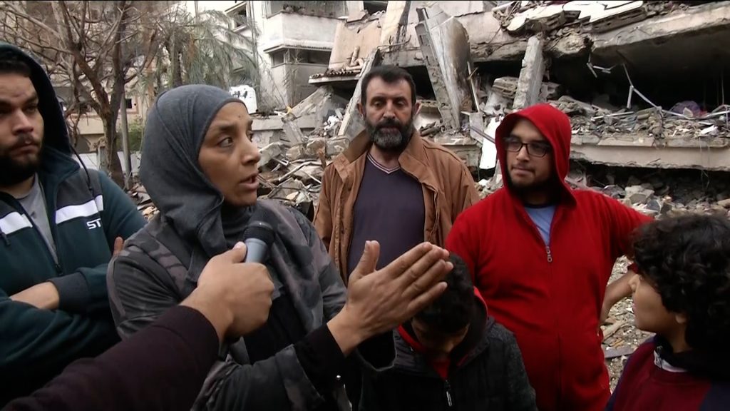 لمن كان له قلب.. امرأة من غزة: تحت هذه الأنقاض أشلاء عائلتي