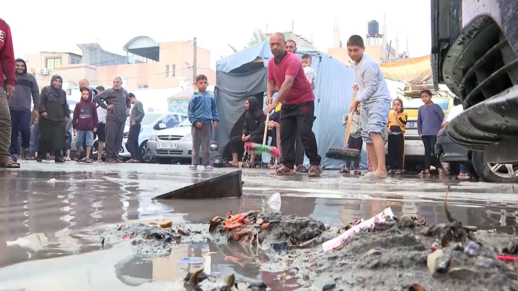 الأمطار تفاقم معاناة النازحين الفلسطينيين في مراكز الإيواء جنوبي قطاع غزة