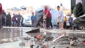 الأمطار تفاقم معاناة النازحين الفلسطينيين في مراكز الإيواء جنوبي قطاع غزة