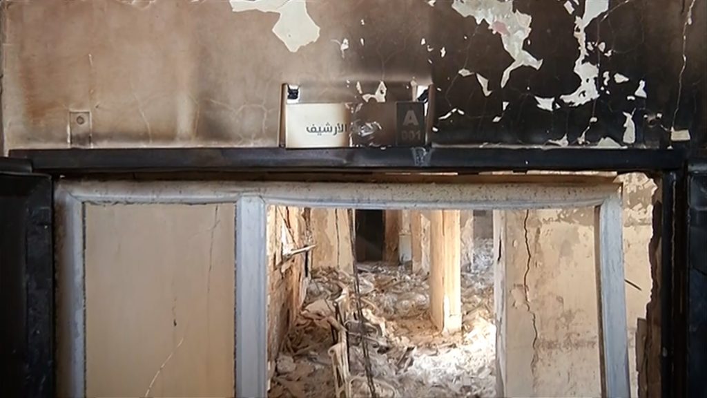 الاحتلال يدمر مبنى الأرشيف المركزي بغزة ويتلف آلاف الوثائق التاريخية