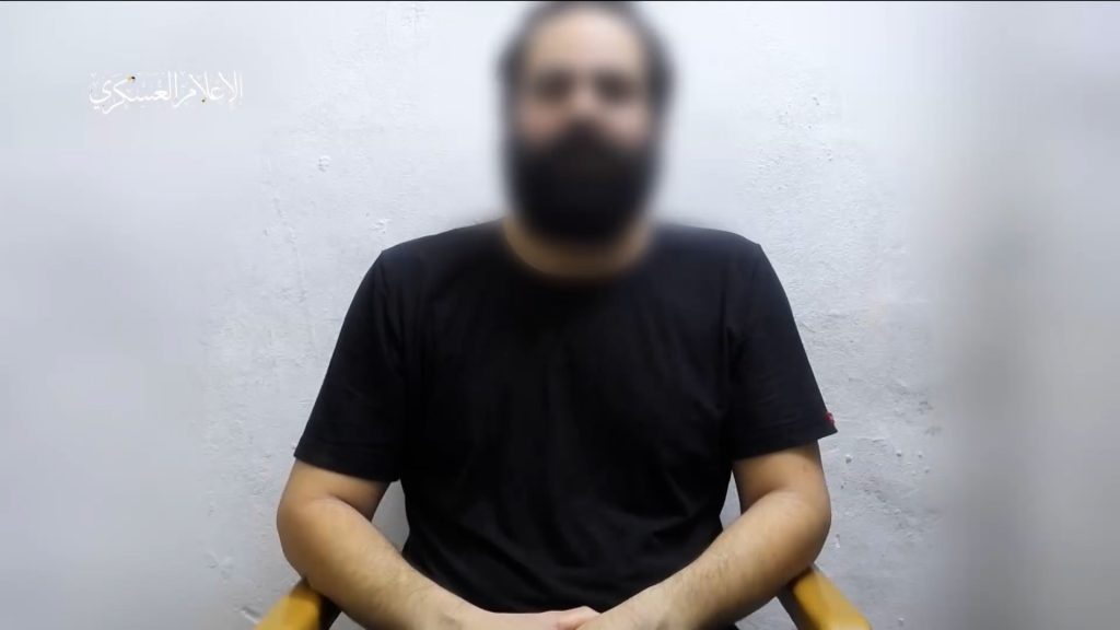 القسام تنشر رسالة مصورة لأسير إسرائيلي قتل الاحتلال زوجته وطفليه
