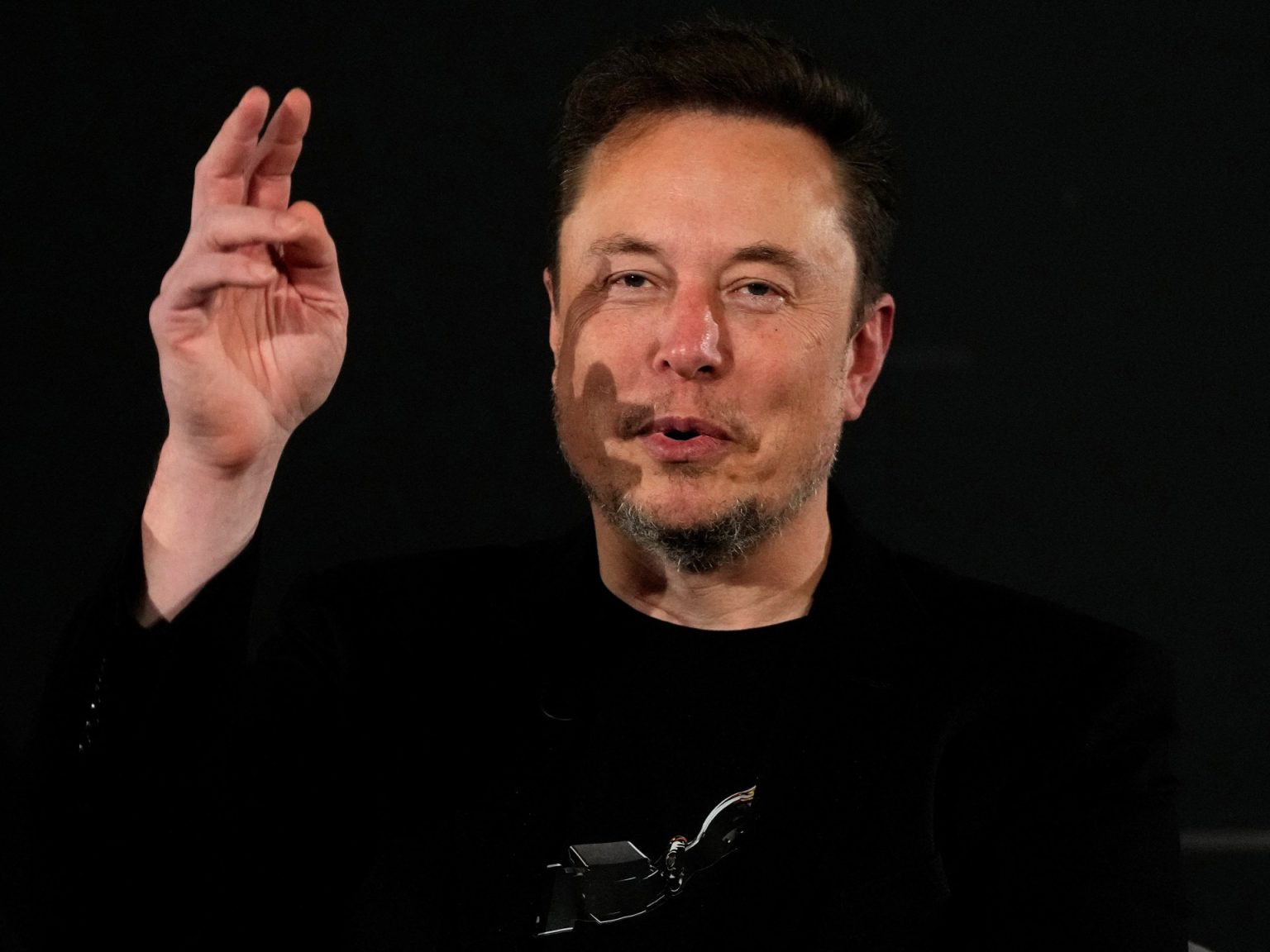 حملة مقاطعة إعلانية ضد منصة إكس بعد اتهام ماسك بمعاداة السامية