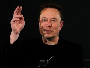 حملة مقاطعة إعلانية ضد منصة إكس بعد اتهام ماسك بمعاداة السامية