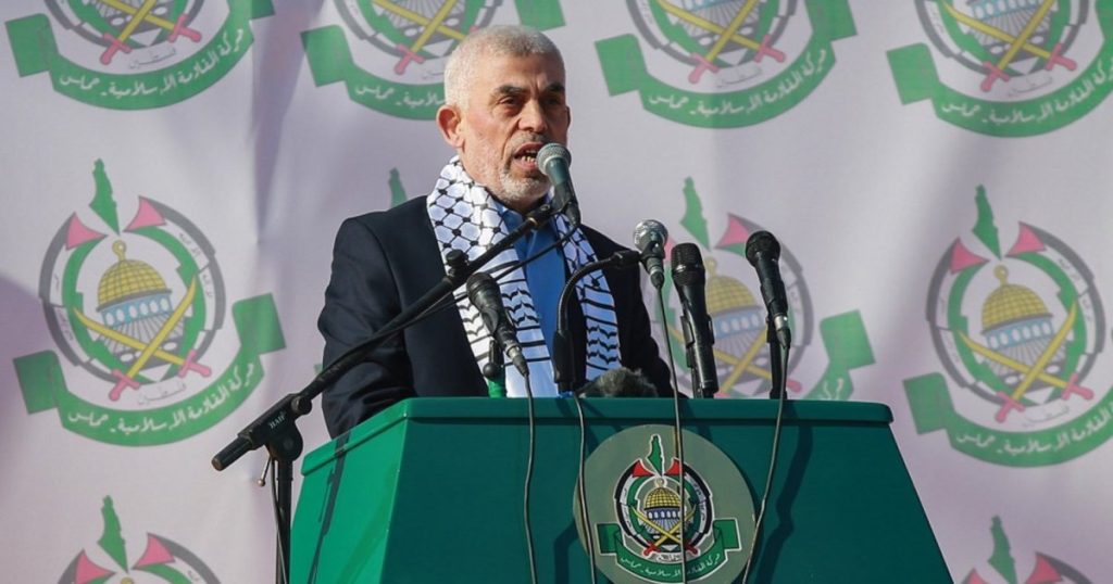 لوموند: السنوار سيد اللعبة في غزة