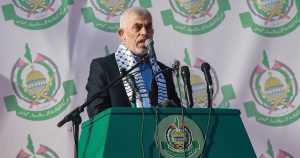 لوموند: السنوار سيد اللعبة في غزة