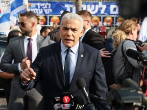 لبيد يحذر من مسيرة متطرفين بالقدس