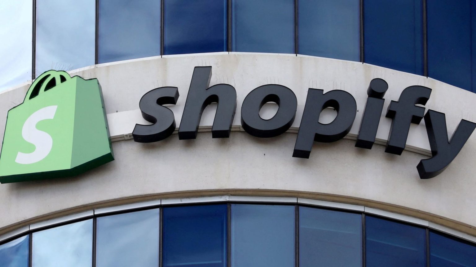 الأسهم التي تحقق أكبر التحركات في مرحلة ما قبل السوق: Shopify، Toast، PayPal، Sphere Entertainment والمزيد