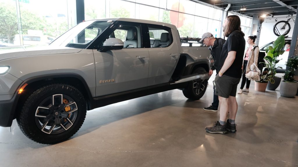 الأسهم التي تحقق أكبر تحركات ما قبل السوق: AMD، Dollar General، Rivian، GameStop، Chewy والمزيد