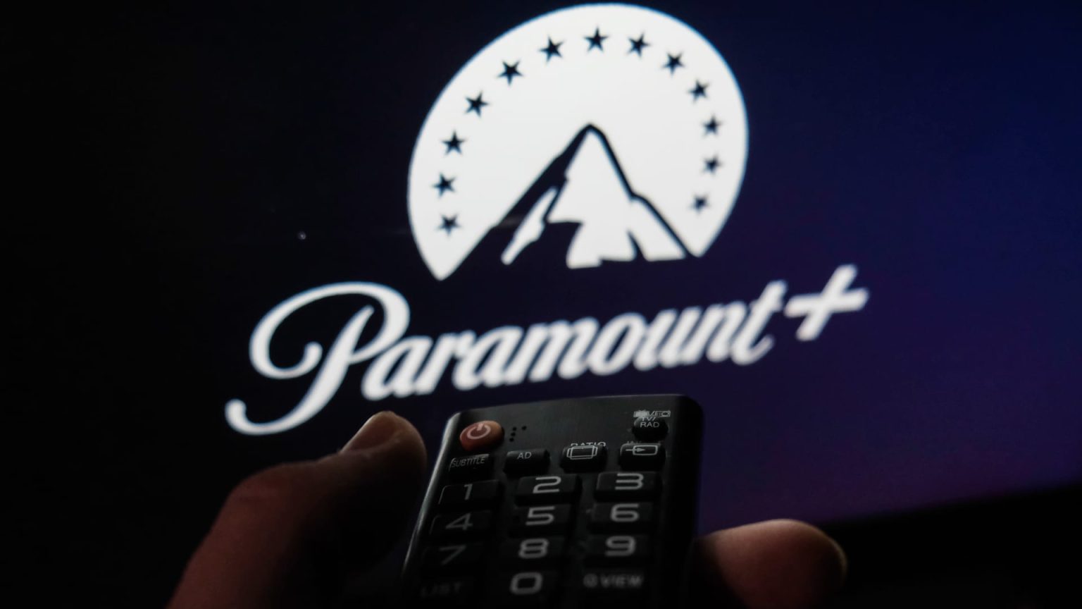 الأسهم التي تقوم بأكبر التحركات في منتصف النهار: Paramount، Lululemon، RH، HashiCorp والمزيد