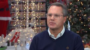 يقول الرئيس التنفيذي لشركة Walmart إن المستهلكين قد لا يتمتعون بالمرونة نفسها في العام المقبل، حتى مع بدء ظهور الانكماش
