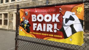 الأسهم التي تحقق أكبر التحركات في منتصف النهار: Scholastic وRoku وCostco والمزيد