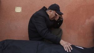 يقول مسؤولو الإنقاذ إن الغارة الجوية الإسرائيلية تقتل 76 فرداً من عائلة واحدة في غزة