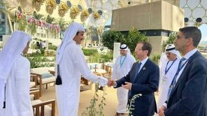 رئيس الكيان الصهيوني يلتقي أمير قطر على هامش قمة المناخ بالإمارات