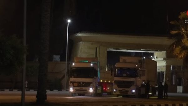 لحظة عودة شاحنات المساعدات من غزة إلى معبر رفح بعد إفراغ حمولتها.. فيديو